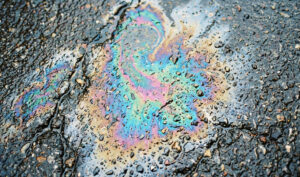 Bunter Ölfleck auf Asphalt